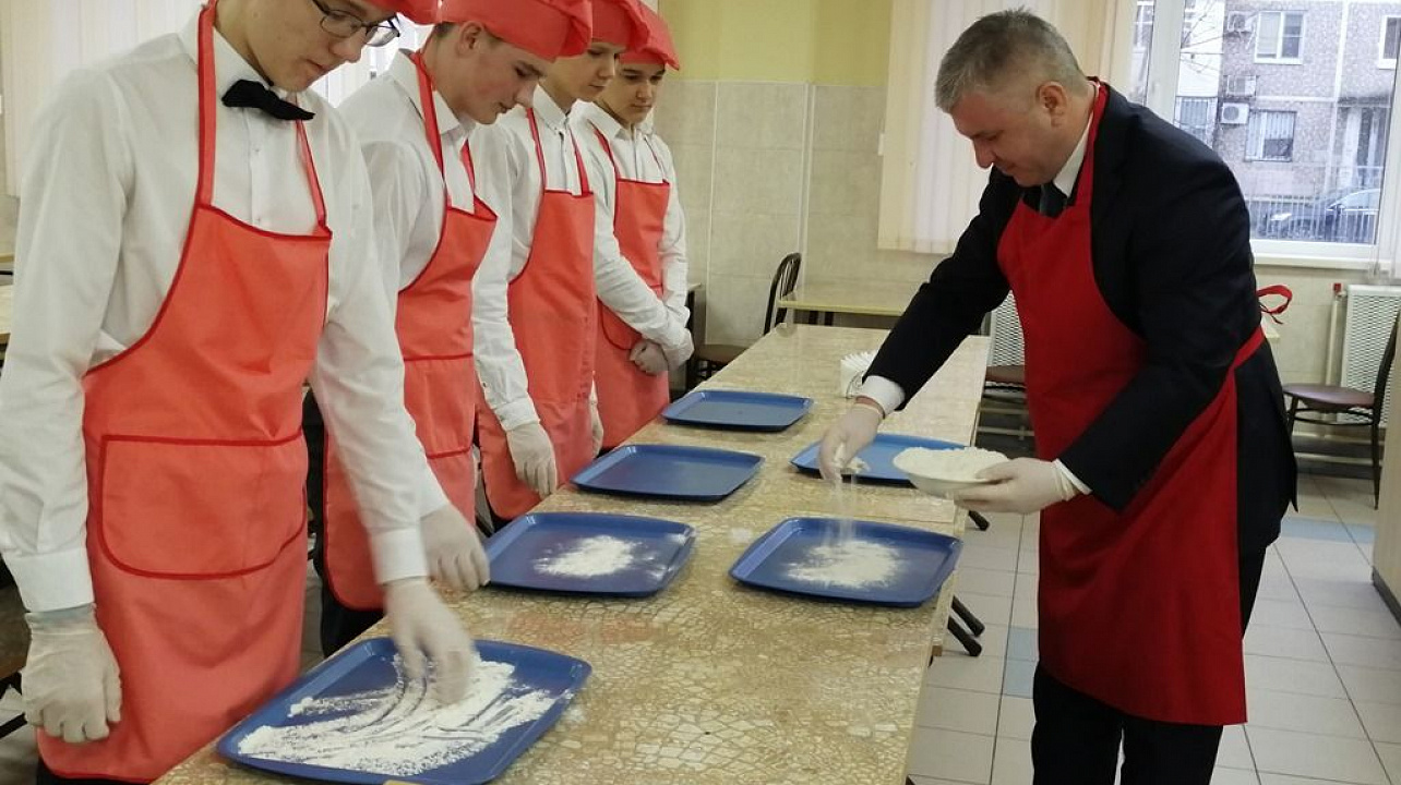Глава Западного округа Александр Кучмин принял участие в  приготовлении школьного праздничного завтрака
