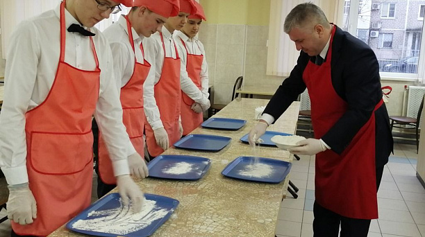 Глава Западного округа Александр Кучмин принял участие в  приготовлении школьного праздничного завтрака