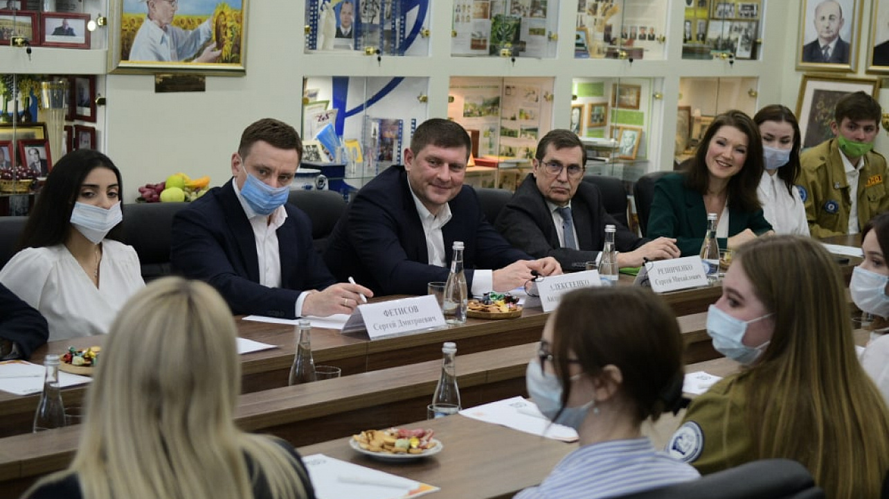 По решению Андрея Алексеенко в Краснодаре размер специальной молодёжной стипендии главы города увеличат почти в два раза