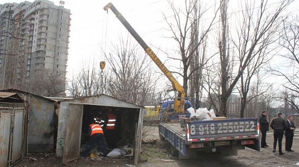 В Краснодаре продолжается снос самовольных гаражей