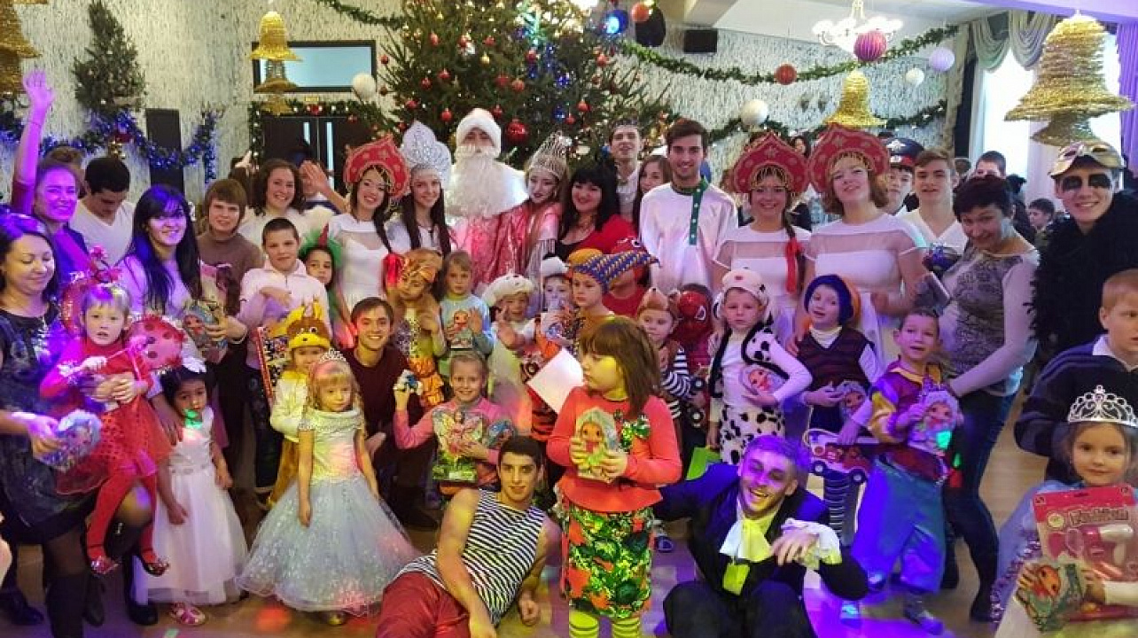 Молодежь Центрального округа показали "Новогоднюю сказку" воспитанникам детдомов