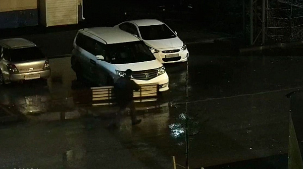 В Краснодаре с территории благоустроенных дворов в пос. Лорис украли новые лавочки