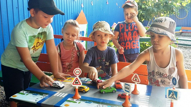 С воспитанниками детского сада № 12 провели беседу о правилах поведения на дороге