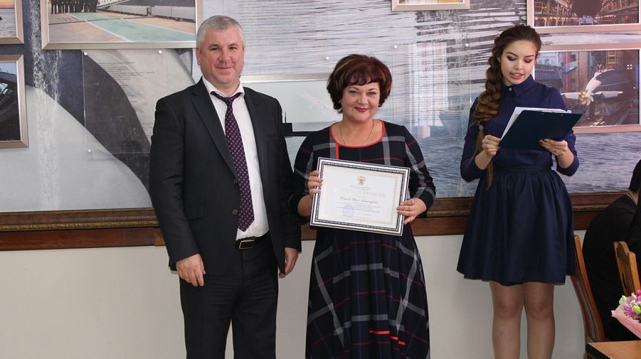 Педагоги Западного округа принимают поздравления с профессиональным праздником