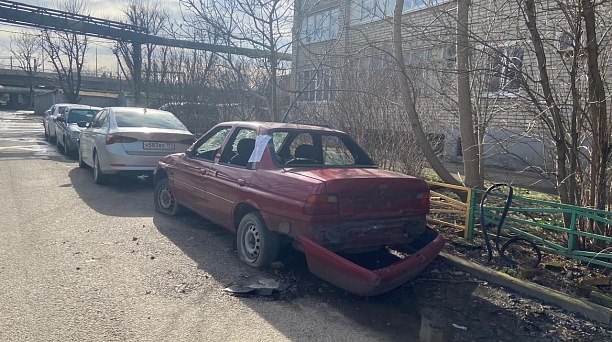 С территории Центрального округа убрали еще две брошенные машины