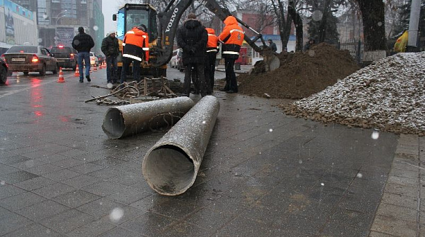 На улице Красной обнаружено повреждение фекального коллектора