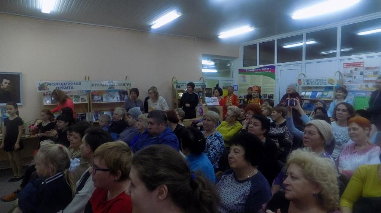 В поселке Лекраспром отметили День матери