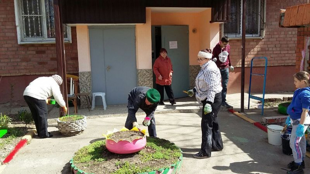 Жители и сотрудники администрации Центрального округа приняли участие во Всекубанском субботнике