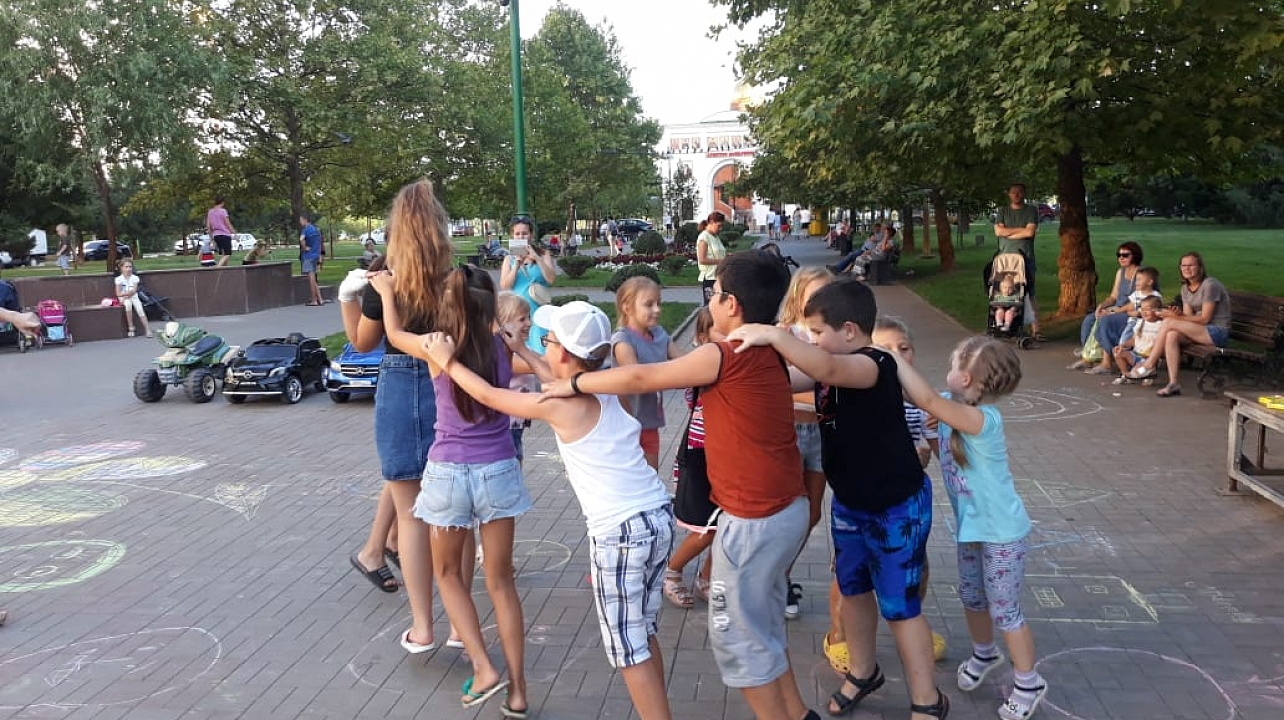 В Юбилейном микрорайоне состоялся конкурс рисунков на асфальте «Радужный бульвар»