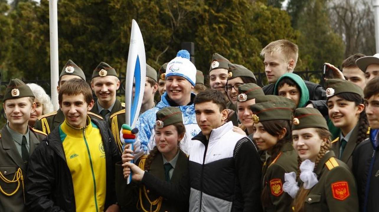 Кадеты Краснодарского президентского училища встретили Паралимпийский огонь барабанной дробью