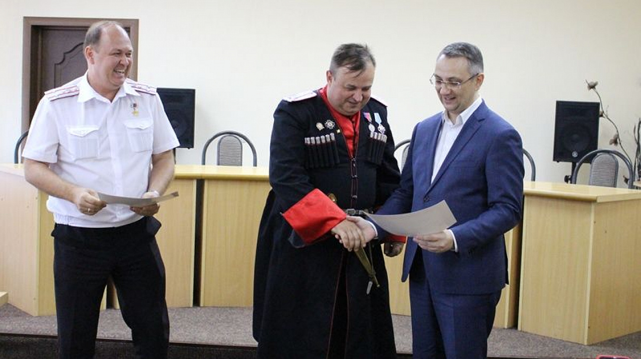 Казакам Центрального округа вручили благодарственные письма и почетные грамоты за ликвидацию последствий пожара