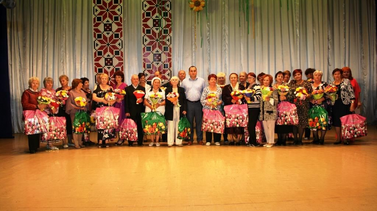 Людей старшего поколения поздравили в Прикубанском округе