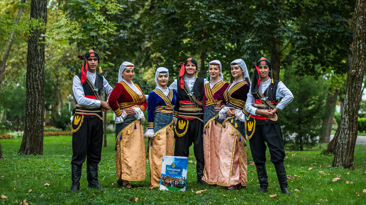 Традиционный «Хоровод Дружбы» объединил в День города Краснодара представителей различных национальностей (7).jpg