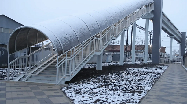 По просьбам жителей построен новый надземный пешеходный переход между Новознаменским и Комсомольским микрорайоном