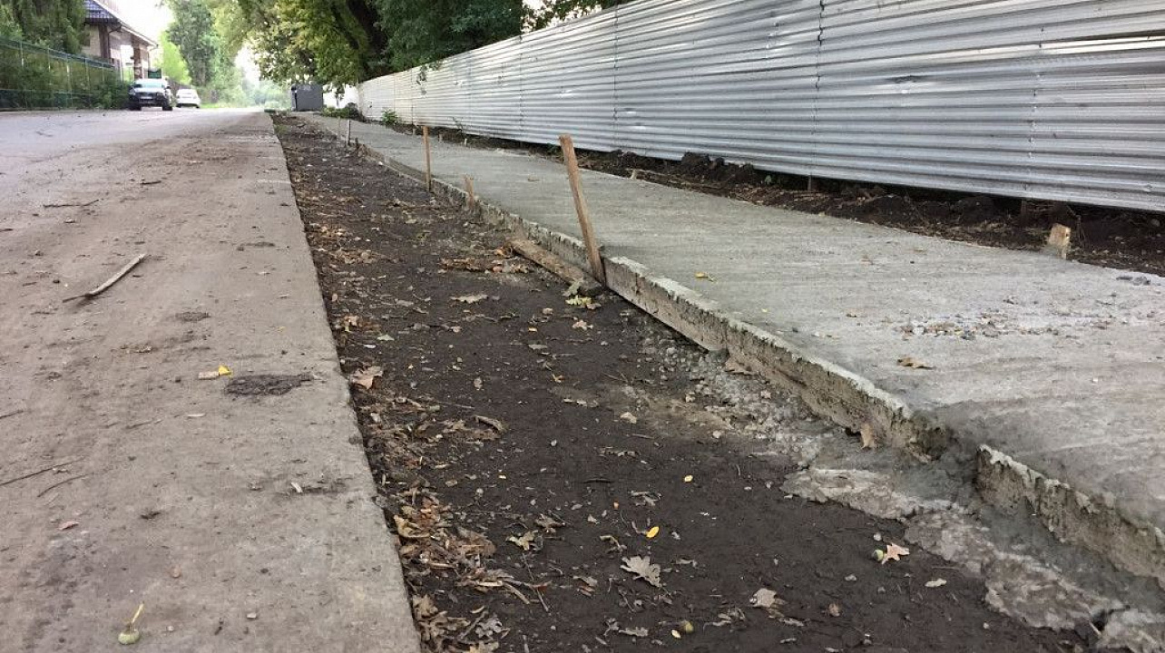 К новой школе по ул. им. Героя Яцкова Краснодара строят пешеходные дорожки