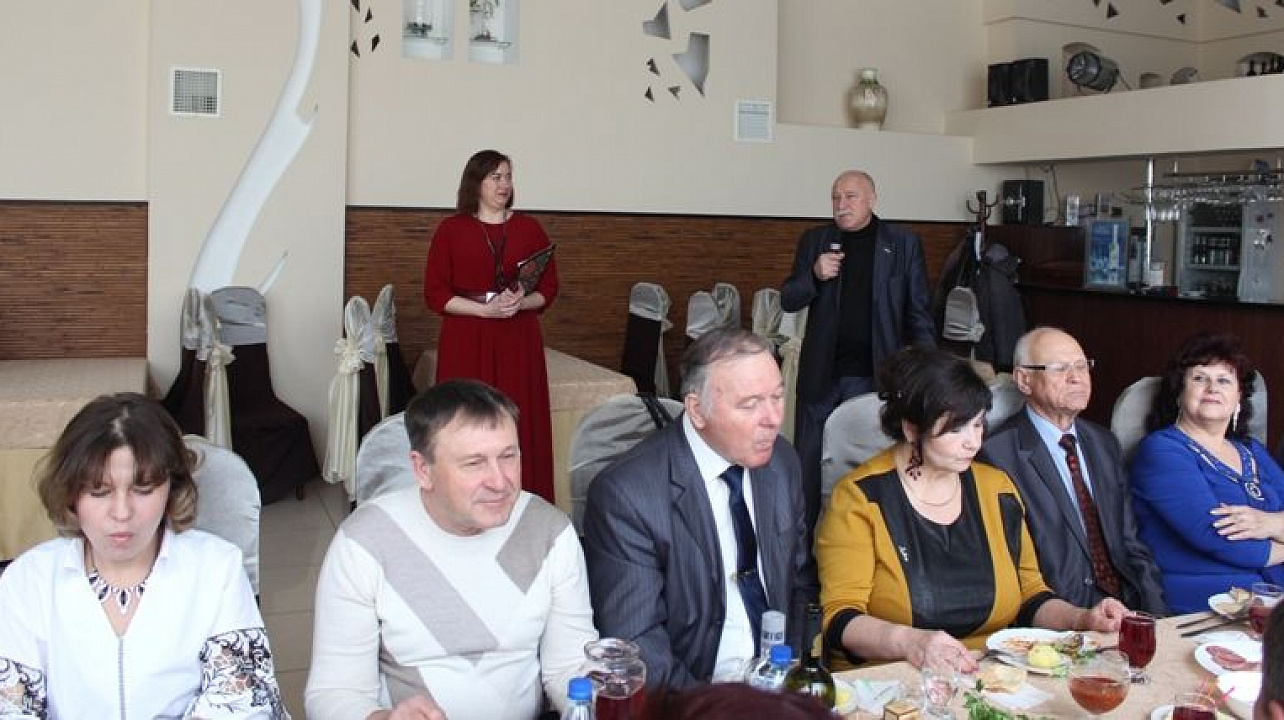 Первый заместитель главы администрации Центрального округа Сергей Громыко поздравил активистов с наступающим Международным женским днем