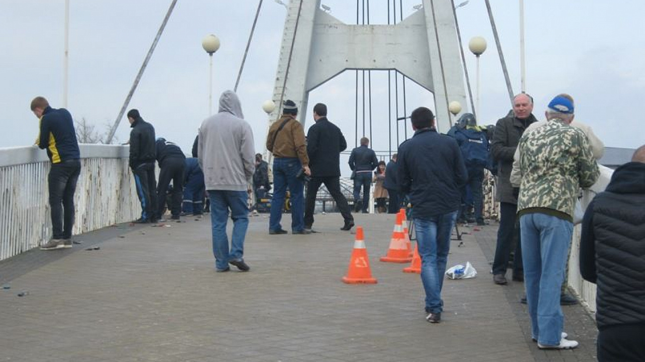 Мост Поцелуев освободился от свадебных замков