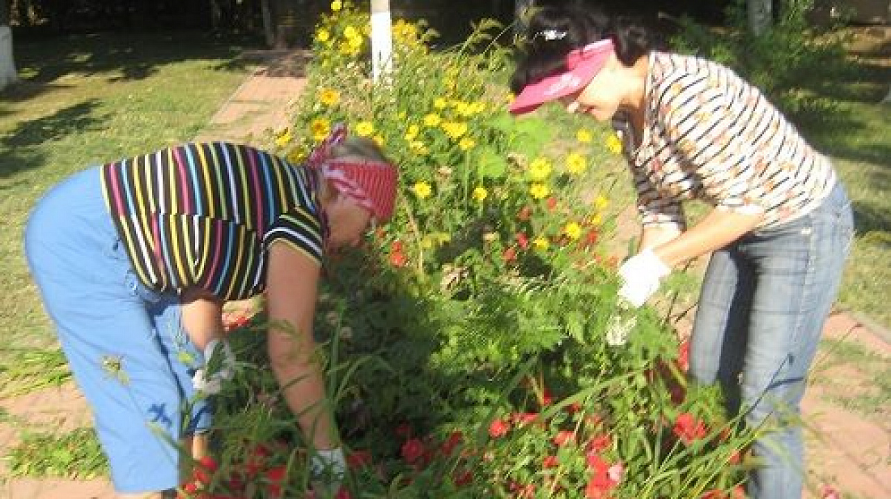 Общественники Прикубанского округа навели порядок в сквере Памяти по улице Российской