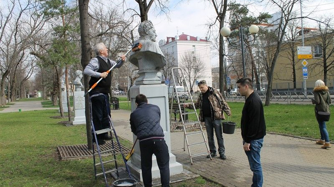 "Боевое братство" провело субботник у памятника Суворову.jpg