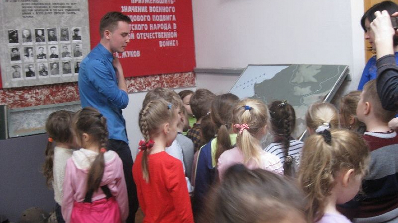 Ребята из гимназии № 87 Западного округа провели экскурсию по школьному музею Боевой Славы для воспитанников детского сада № 230