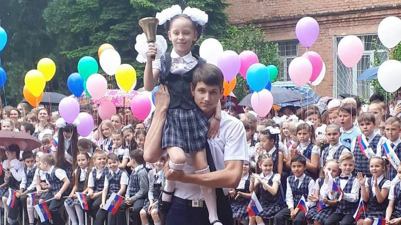 Последний звонок прозвенел в школах Западного округа