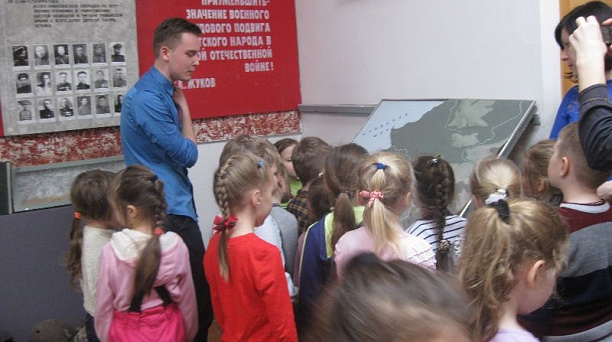 Ребята из гимназии № 87 Западного округа провели экскурсию по школьному музею Боевой Славы для воспитанников детского сада № 230