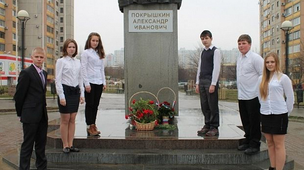 К Дню защитника Отечества учащиеся школы №98 оформили материалы о подвигах своих старших родственников