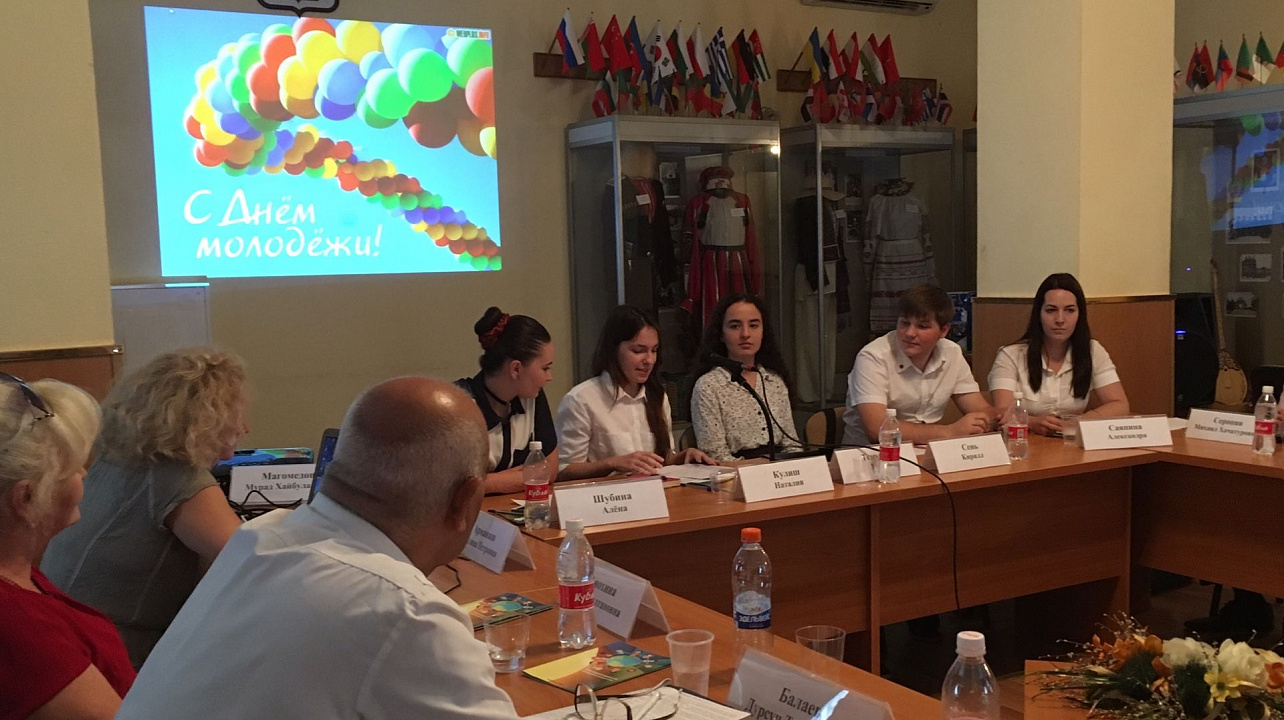 В заседании круглого стола, посвящённого Международному дню молодёжи, приняли участие председатели наци.JPG