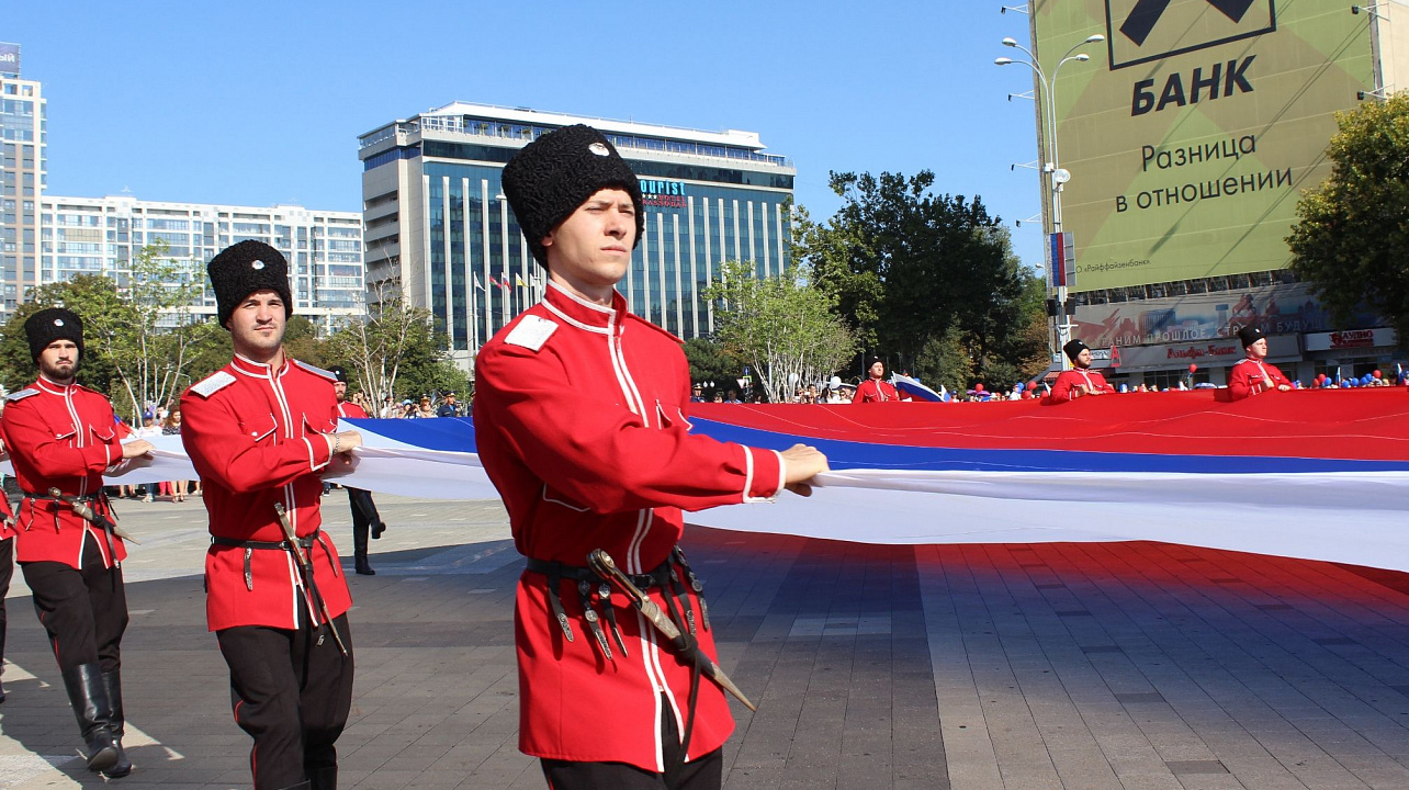 Общественность Центрального округа отметила День Государственного флага РФ