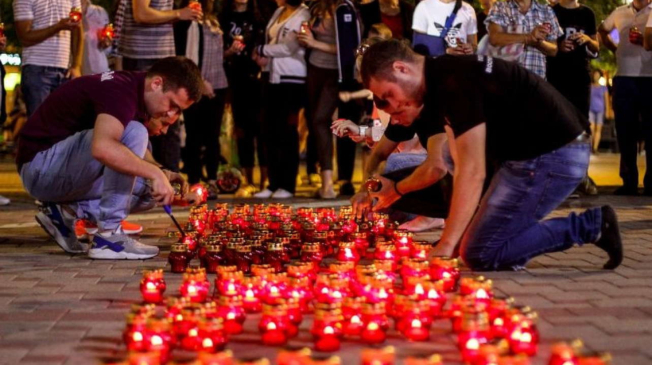 В Краснодаре сотни горожан приняли участие в гражданской акции «Свеча памяти»