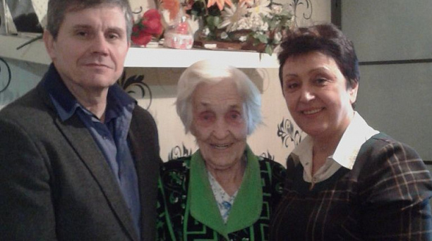 Малолетнюю узницу концлагерей поздравили с 90-летием и вручили юбилейную медаль в честь Победы