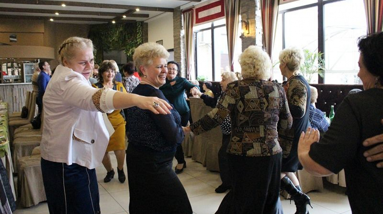 В Центральном округе поздравили общественников с наступающим Международным женским днем