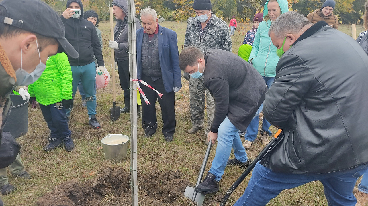 В парке Народном поселка "Учхоз "Кубань" прошел субботник по озеленению территории