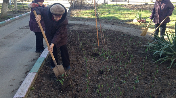 В Славянском микрорайоне общественники проводят субботники ко Дню защитника Отечества