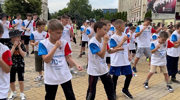 Сильные дети — сильная страна: зарядку и мастер-класс по боксу провели на Пушкинской площади