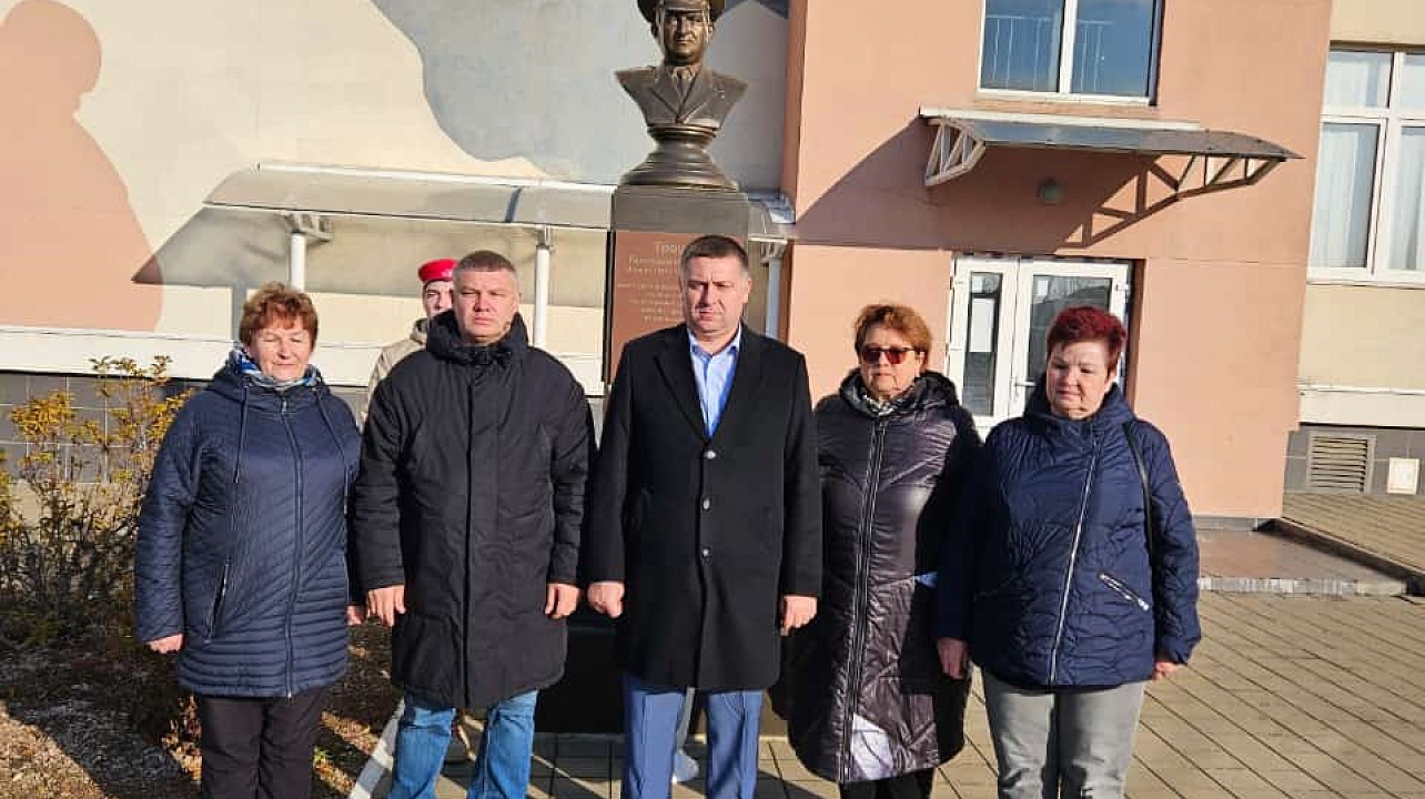 В День Героев Отечества в Прикубанском округе по традиции прошли возложения цветов у памятников воинам Великой Отечественной войны 