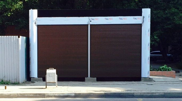 В Западном округе продолжает реконструкция фасадов торговых павильонов