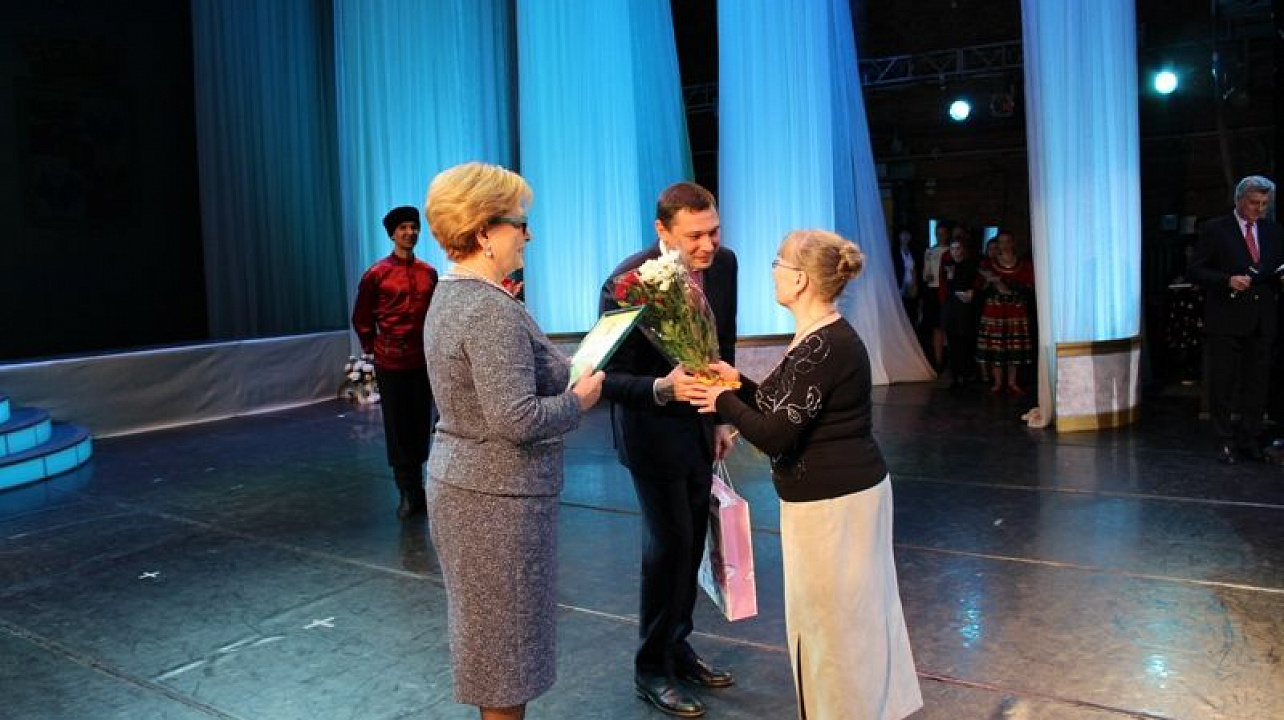 Лучших мам города чествовали во Дворце искусств «Премьера»