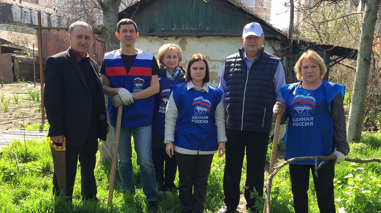 В Западном округе прошел субботник с участием депутатов городской Думы Краснодара
