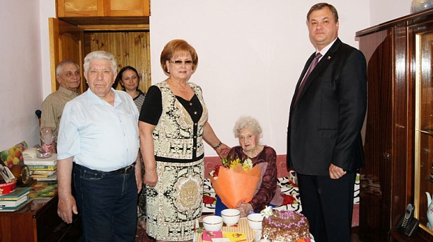 Жительнице Центрального округа, бывшему депутату Октябрьского райисполкома Лидии Тихоновне Александровой исполнилось 95 лет