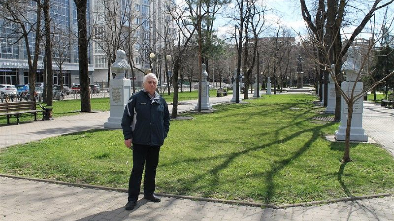 "Боевое братство" провело субботник у памятника Суворову.jpg