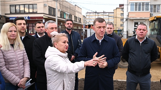 Евгений Наумов осмотрел результат благоустройства сквера Российского и ход ремонта ул. Парижской