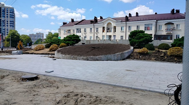 Работы в сквере за Цветочными часами выполнены более чем наполовину