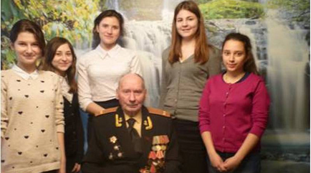 Ученики школы № 6 поздравили ветерана с Днём Защитника Отечества