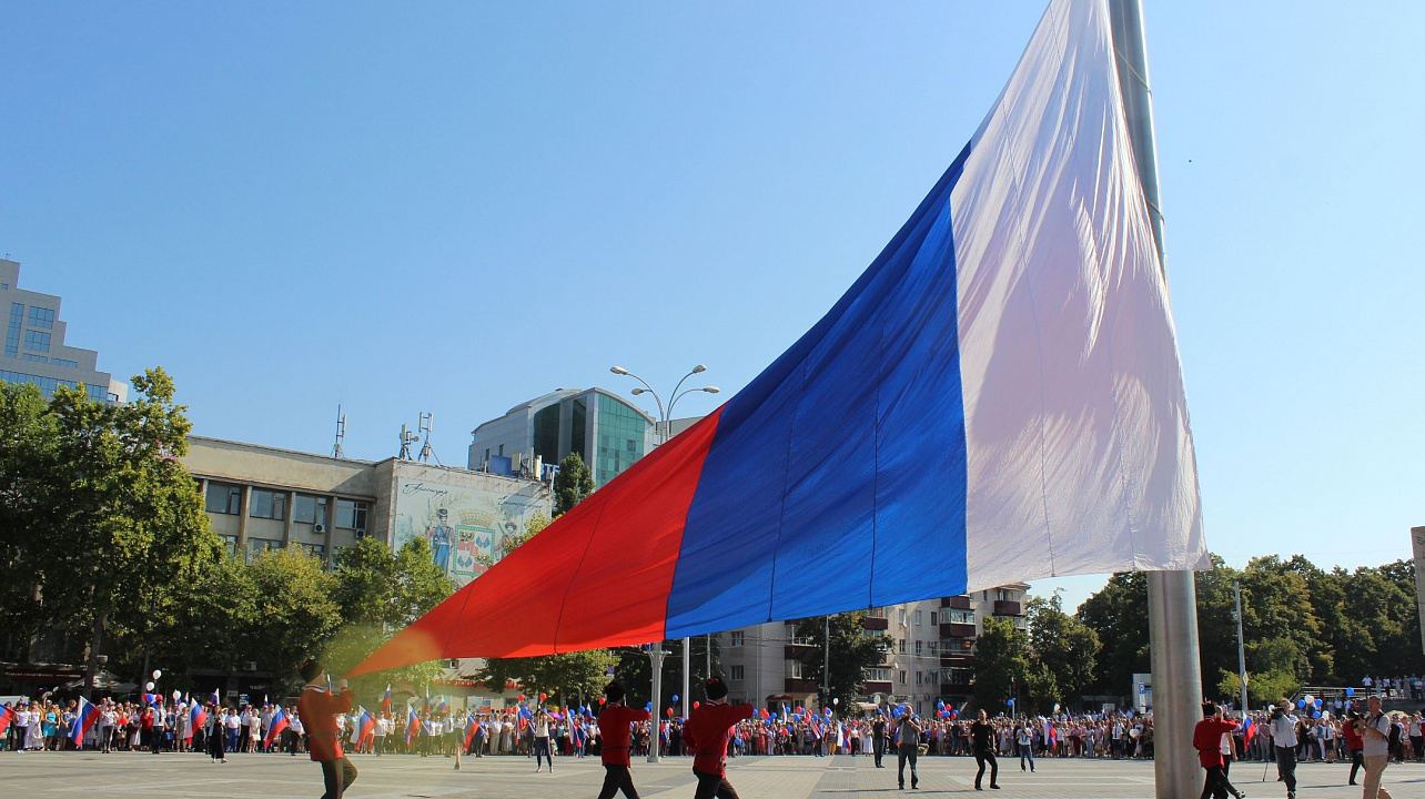 Общественность Центрального округа отметила День Государственного флага РФ