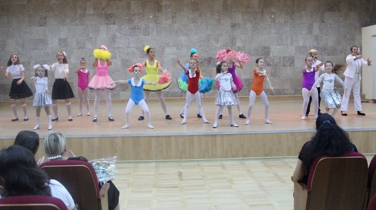 В Центральном округе поздравили педагогов с Днем учителя