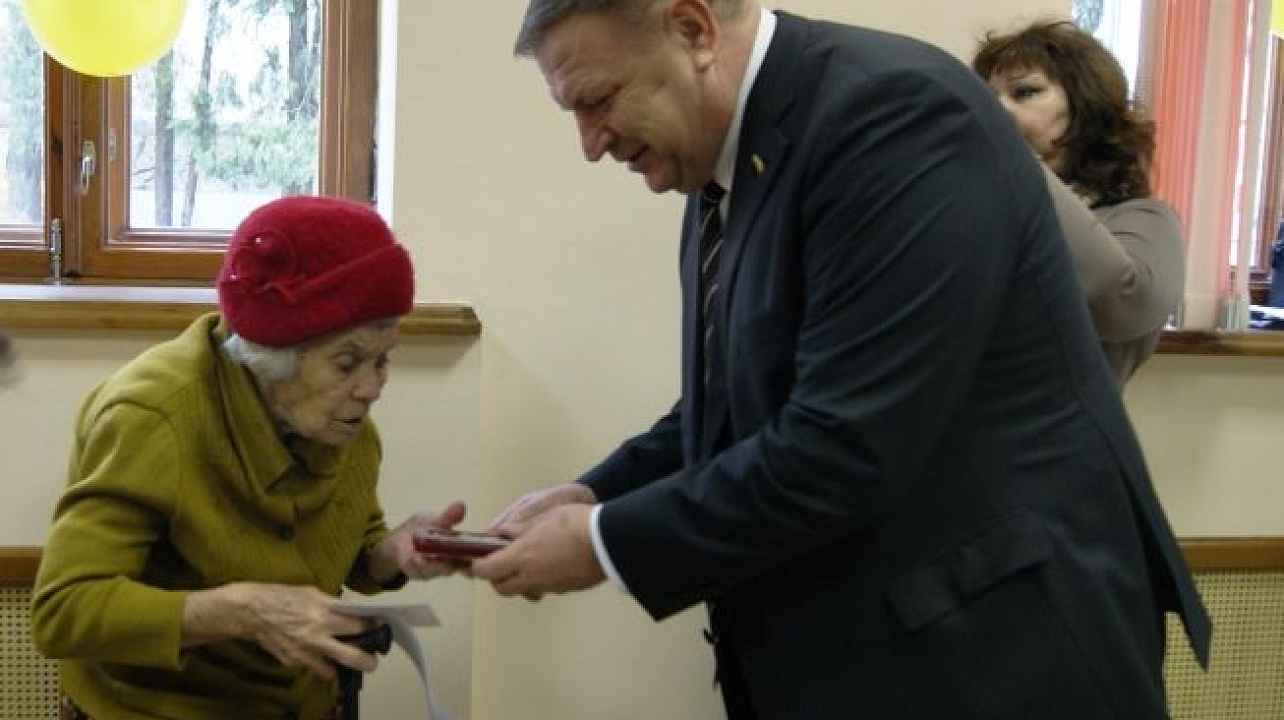 В Западном округе продолжается вручение медалей ветеранам