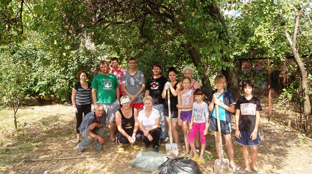 На субботнике жители дома по улице Атарбекова, 22, привели в порядок придомовую территорию