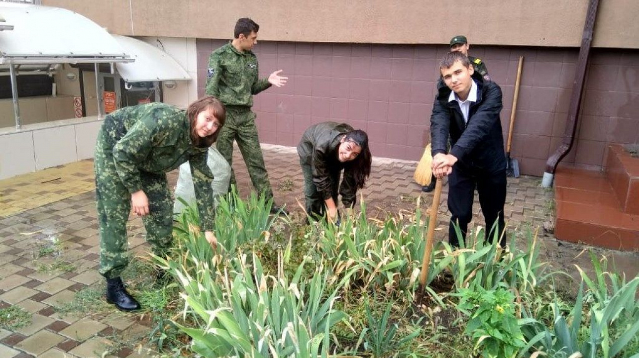Школьники Западного округа провели субботник у мемориала Героя России
