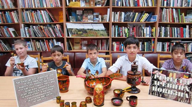 В библиотеке им. Н. А. Некрасова для детей летней детской площадки «Любознайка» провели путешествие в мир древних ремесел